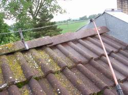 Střecha před aplikací přípravku na odstranění mechu Mechostop